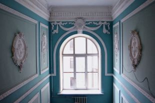 Парадные старинных домов в Петербурге похожи на музейные залы.