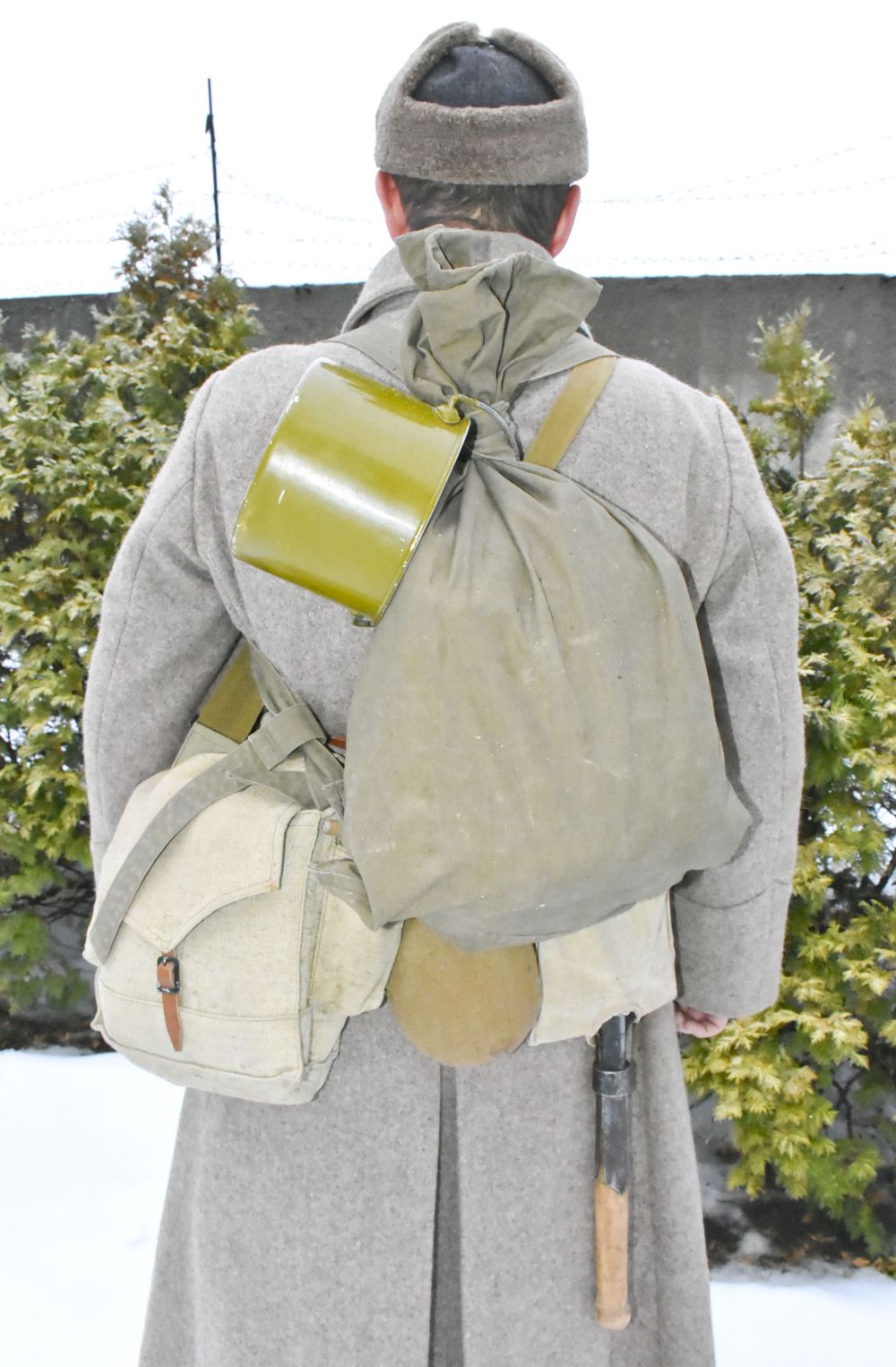 Советские солдаты носили необходимые им принадлежности не только в вещмешке, а еще в специальной сумке. Лопатку вообще пристегивали к поясу.