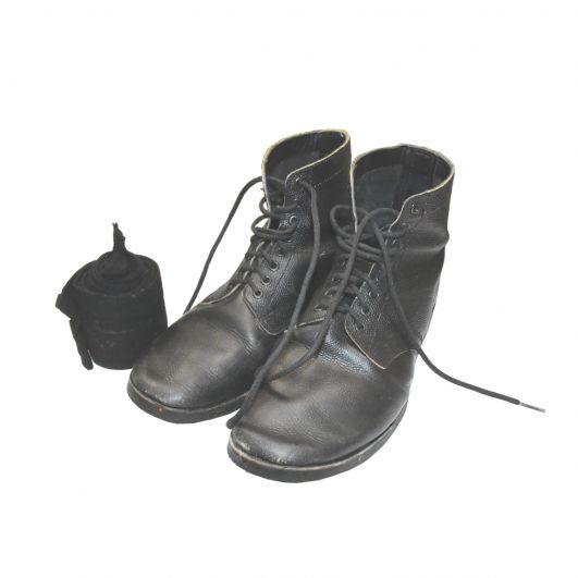 Валенки у советских солдат были редкостью. Как правило, они ходили в кожаных ботинках.
