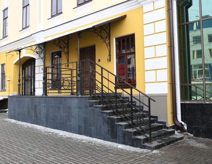 Дом по ул.Пушкина, 10 был построен в 1860 году для торговца железом Павла Лисицына. Сегодня здание имеет статус памятника регионального значения. 