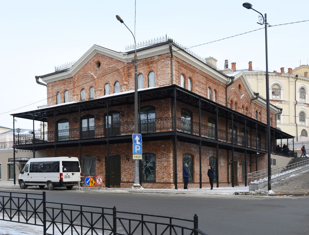 Единственную сохранившуюся стену разобрали по кирпичикам, каждый пронумеровали, почистили от штукатурки и положили заново.