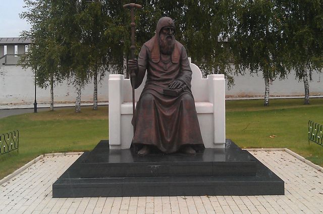 Памятник Святителю Иову в Свято-Успенском монастыре (Старица).