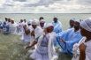 Обряд массового крещения на берегу моря в Саутенд-он-Си, Великобритания.