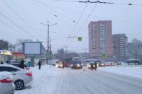 Девушки переходили дорогу по пешеходному переходу.