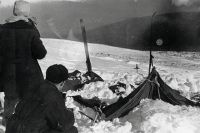 Вид на найденную палатку группы. Фото спасателя Вадима Брусницына от 26 или 28 февраля 1959 г.