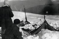 Найденная палатка группы Дятлова. Фото спасателя Вадима Брусницына от 26 или 28 февраля 1959 года. 