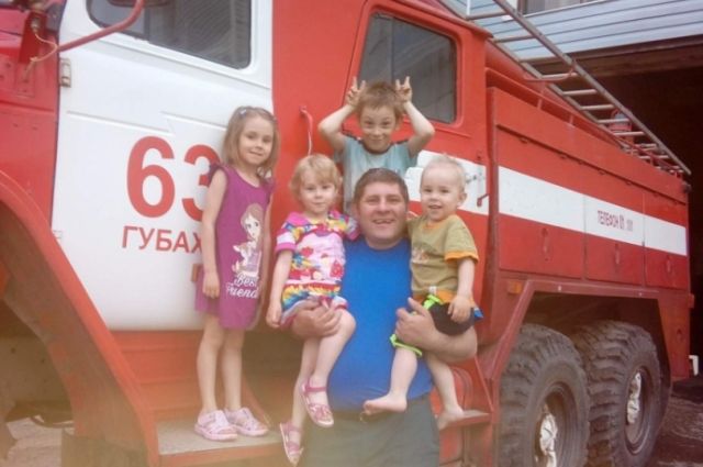 Павел Тыщук со своими детьми.