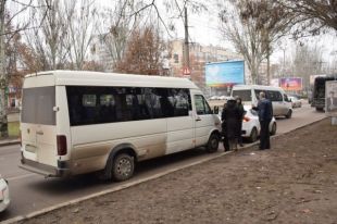 Пассажирка маршрутки «влетела» головой в лобовое стекло из-за торможения