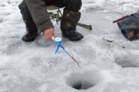 Спасатели помогли замерзающему на Красноярском водохранилище рыбаку.