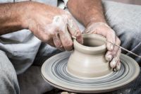 В Тюмени подростки учатся делать глиняную посуду Древней Руси