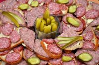 Привычный многим украинцам перекус в виде хлеба с маслом и колбасой на самом деле абсолютно нездоровая, бесполезная и дорогая еда.