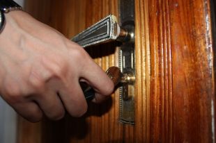 Прибывшие на место спасатели открыли дверь с помощью спецоборудования.