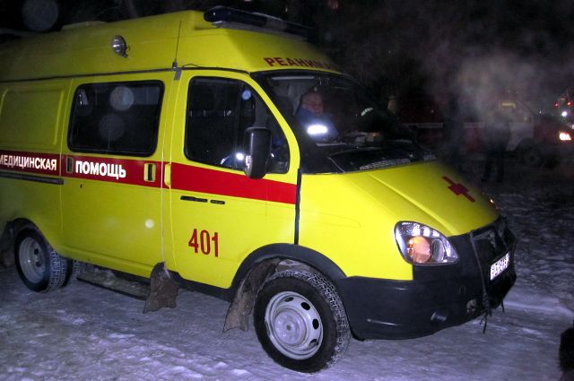 В Тюмени водитель автобуса и медики спасли замерзшего в сугробе мужчину