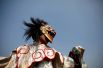 Танцор в маске и традиционной одежде выступает во время празднования нового года в Катманду, Непал.