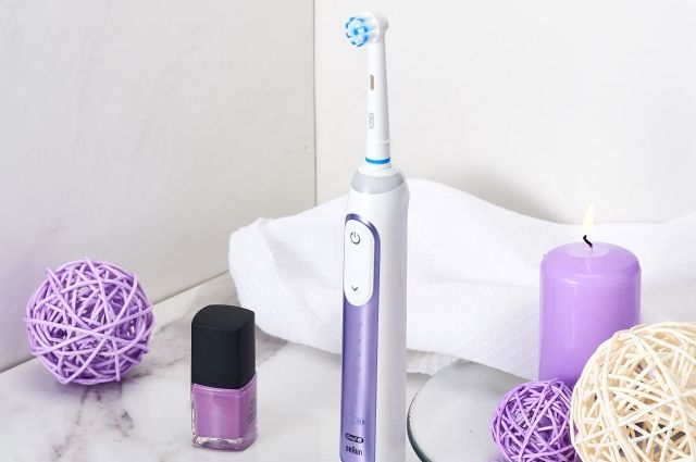 Новая зубная щетка Oral-B GENIUS Orchid Purple создана для побед с помощью улыбки. 