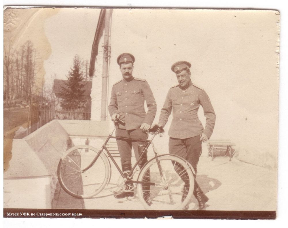 Офицеры с велосипедом.