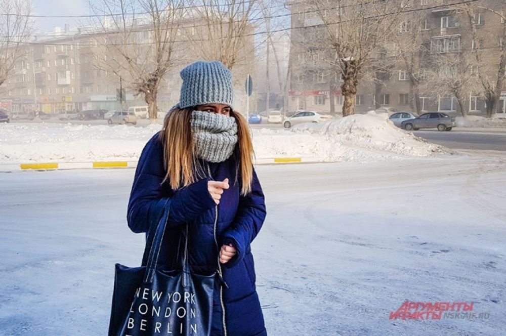 Чтобы согреться, организм забирает тепло с периферии — рук и ног. Поэтому одевайте варежки и носки потеплее.
