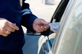 Автомобилист передал инспектору 2 тысячи рублей за то, чтобы он не выписывал штраф.