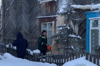 В Лабытнанги устраняют аварийную ситуацию в доме в переулке Ленинский