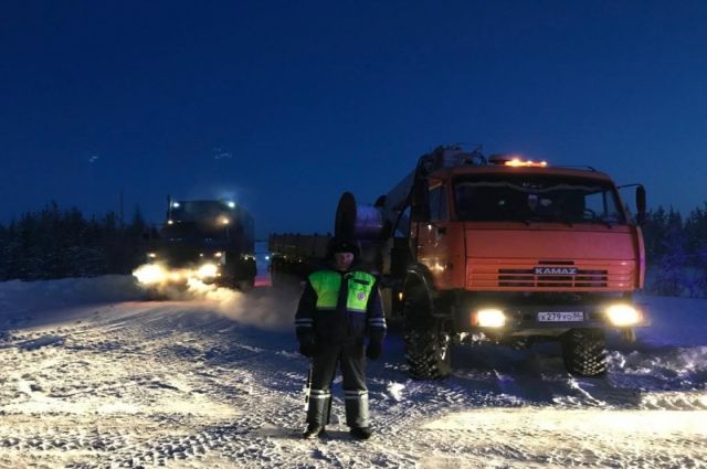 Автоинспекторы Муравленко помогли водителям, замерзающим на трассе