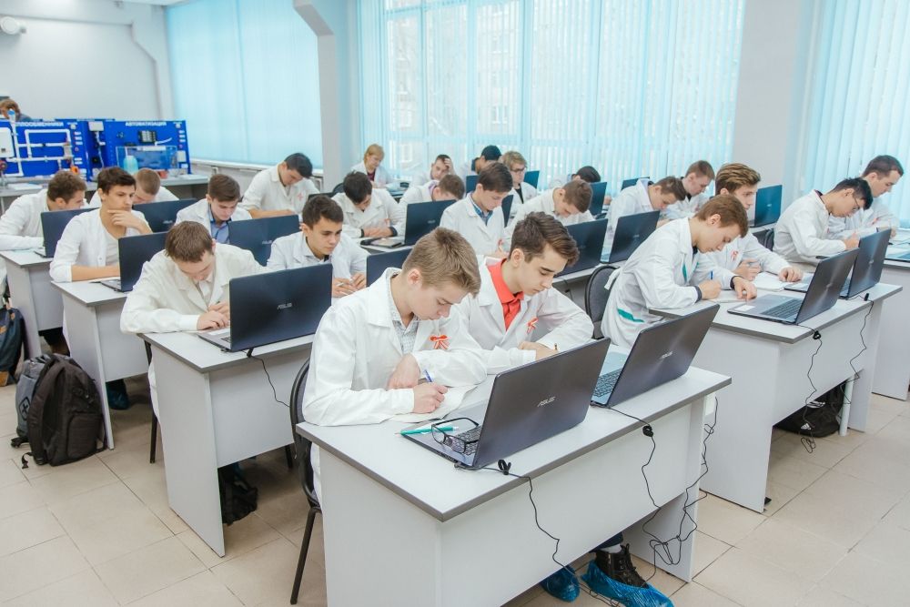 Теперь студенты смогут осваивать профессии в условиях, максимально приближенным к реальному производству. В их распоряжении 18 автоматизированных установок, каждая из них – аналог реального промышленного оборудования.
