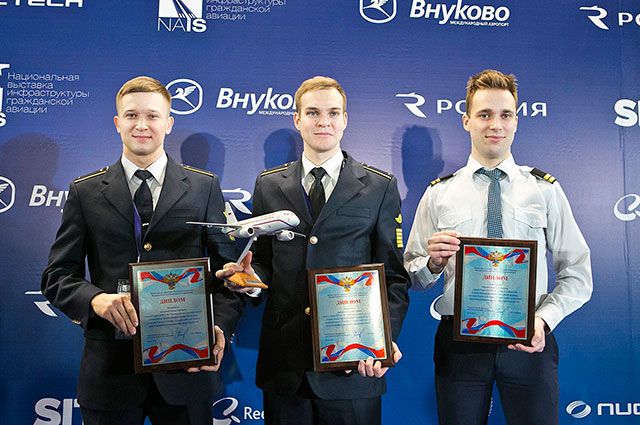 Победители конкурса «Лучший в небе» (слева направо) Михаил Орловский, Егор Ознобихин и Андрей Кондаков.