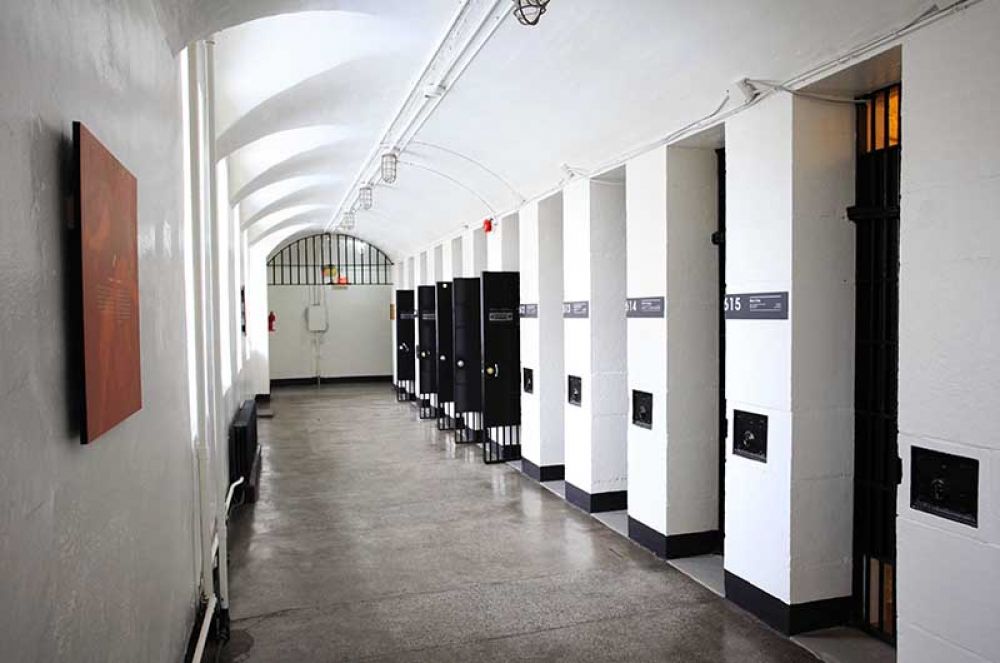 HI Ottawa Jail, Оттава. Тюрьма в округе Карлтон была открыта в 1862 году. Несмотря на то, что учреждение было объявлено образцовым для своего времени, заключенные содержались в очень плохих условиях, из-за чего в 1972 году тюрьму закрыли. Теперь это дружелюбный и гостеприимный хостел.