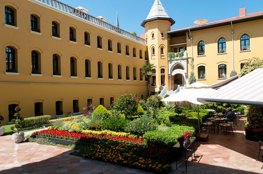 Four Seasons Hotel Istanbul at Sultanahmet, Стамбул. Тюрьма в районе Султанахмет, построенная в 1918 году, была первой в Стамбуле. Здесь отбывали срок сначала политзаключенные, потом тюрьма стала военной, пока окончательно не закрылась в 1969 году.