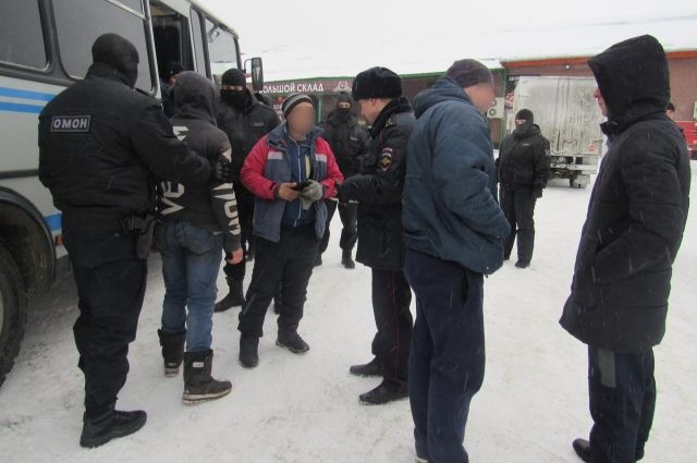 В Оренбурге на рынке задержаны нелегальные мигранты