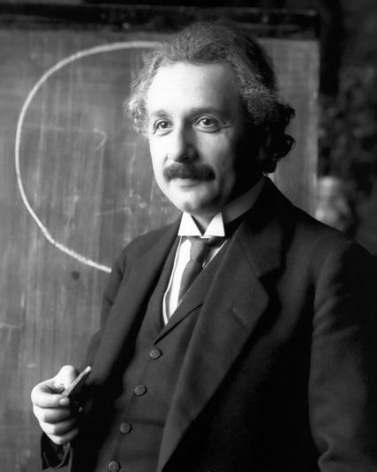 99 Эйнштейний — в честь Альберта Эйнштейна.