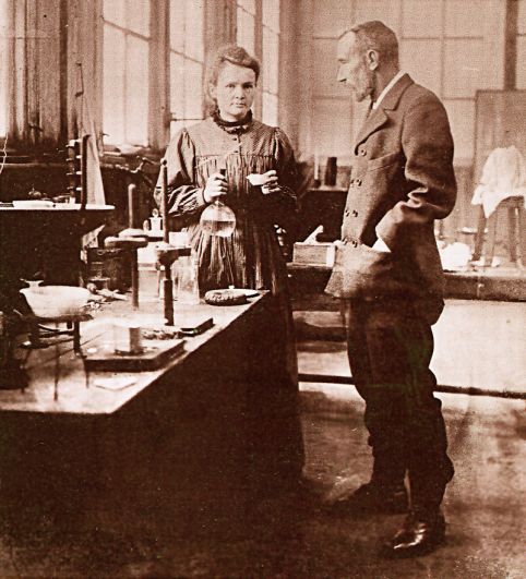96 Кюрий — в честь первооткрывателей радиоактивности, нобелевских лауреатов Пьера и Марии Кюри.