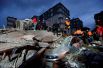 Спасатели ищут выживших на месте обрушившегося жилого здания в районе Картал в Стамбуле.