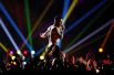 Солист группы Maroon 5 Адам Левин выступает в перерыве Супербоула. 