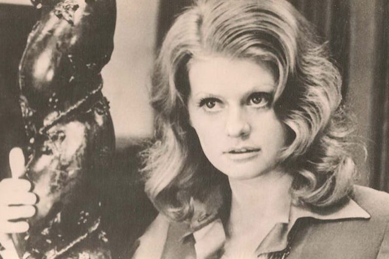 Одна из первых больших ролей в кино — Сюзанна в детективе Самсона Самсонова «Чисто английское убийство» (1974).
