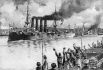 Русский крейсер «Варяг» выходит из гавани для сражения с японским флотом. Русских моряков провожают экипажи нейтральных держав. 