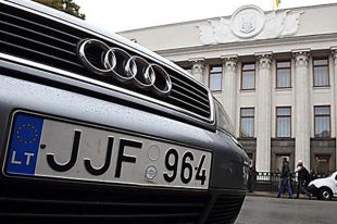 В МВД рассказали, как меньше стоять в очереди и быстрее растаможить авто на еврономерах.