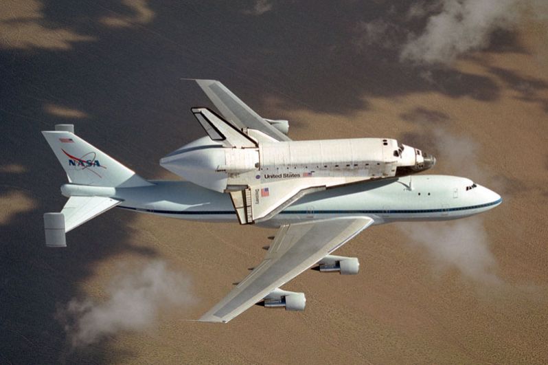 Модифицированный Boeing 747 осуществляет доставку космического шаттла Discovery к месту старта на мысе Канаверал. 