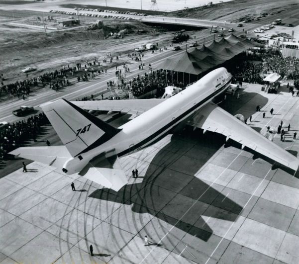 Наиболее преданный Boeing покупатель — авиакомпания Pan American — выработала требования к гигантскому пассажирскому самолёту, который должен был быть больше «707» в два раза. На фото: презентация нового самолета.