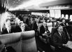 В период топливного кризиса 1970-х годов авиакомпании столкнулись с проблемой нерентабельности лайнера: из-за высоких цен на билеты самолеты летали полупустыми. American Airlines даже пробовала устанавливать вместо кресел пианино и барные стойки с целью привлечения пассажиров, но и этого оказалось недостаточно. На фото: пассажиры в салоне Boeing 747.