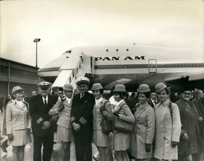 Предполагалось, что рынок не нуждается более чем в 400 самолетах такого типа, однако, несмотря на критику и жесткую конкуренцию, в 1993 году был построен тысячный лайнер. На фото: члены экипажа в аэропорту Хитроу.