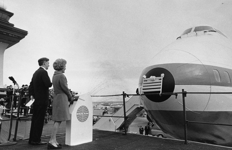 Первая леди США Пэт Никсон осматривает первый построенный Боинг 747 в вашингтонском аэропорту имени Даллеса, январь 1970 года.