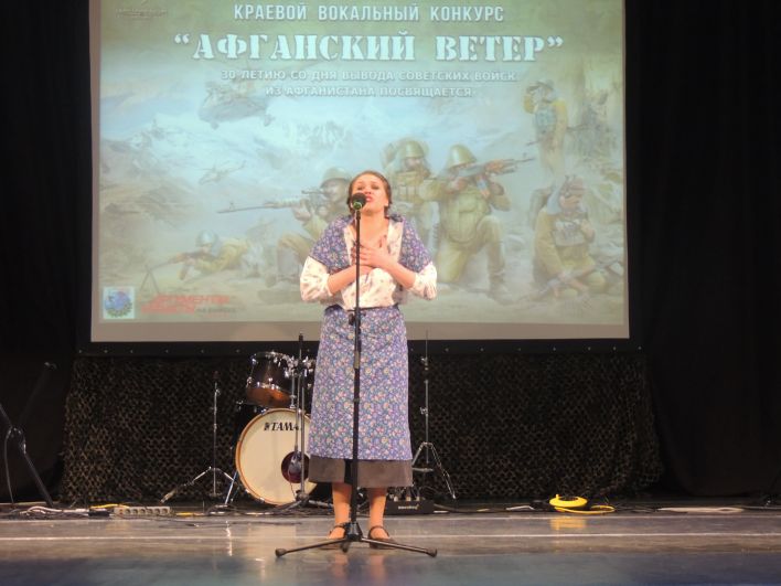 Эмилия Елисеева из Идринского района выбрала для конкурса необычный жанр - фольклорную песню. Ее плач 