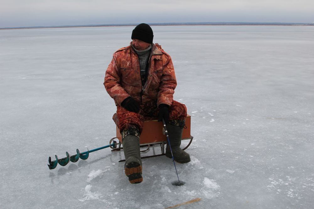 "Однажды я в майну на санях заехал, провалился в воду, но положил бур на край льда и вышел, кромка льда толстая была" - рассказал свою историю этот рыбак.  