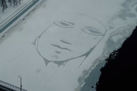 Художник Алексей Илькаев, известный как SAD FACE, три часа рисовал лицо ночью с восьмого на девятое февраля.