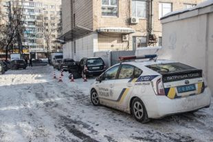 Неизвестный под видом работника коммунальной службы ограбил пенсионера в Печерском районе Киева.
