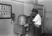 Баки с питьевой с водой для чернокожих и белых в Оклахоме, 1939 год.