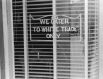 Надпись «Мы обслуживаем только белых» на витрине ресторана в Ланкастере, штат Огайо, 1938 год.