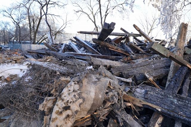 Жителям сгоревшего возле мэрии Хабаровска барака предоставили жилье.