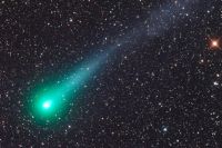 Комета появляется на небе поздно ночью.