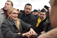 Лидер партии «Батькивщина» Юлия Тимошенко фотографируется с людьми после своего выступления во Львове.